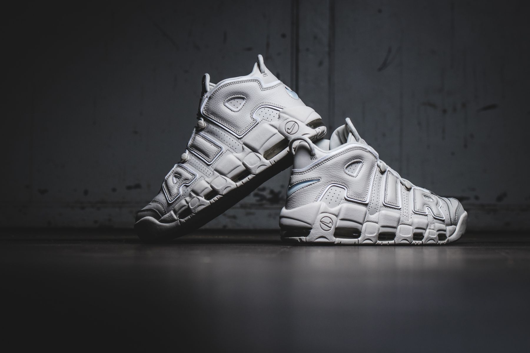 Nike on sale uptempo bone